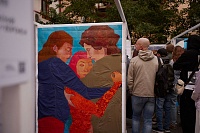 На улице Дзержинского в Тюмени представлены картины уличных художников