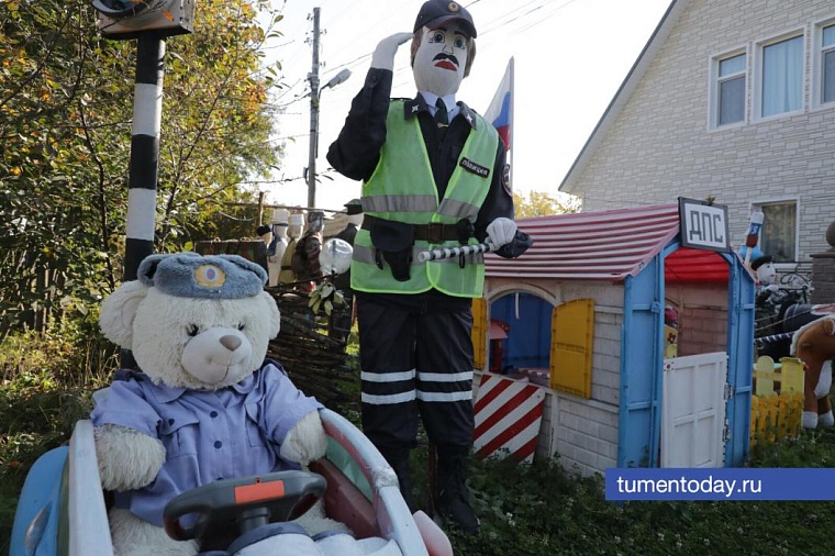 Баба Аня из тюменского поселка создала музей под открытым небом из подручных материалов
