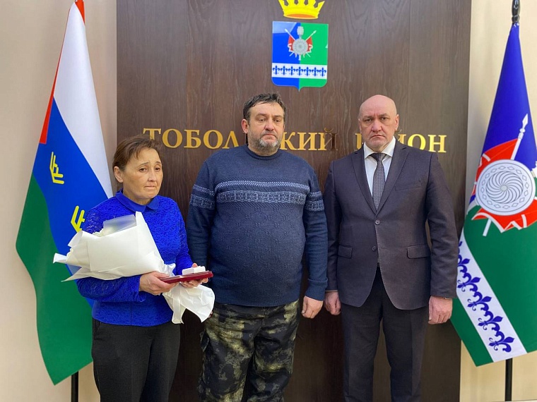 В Тюменской области родителям погибшего участника СВО вручили медаль "За отвагу " и орден Мужества