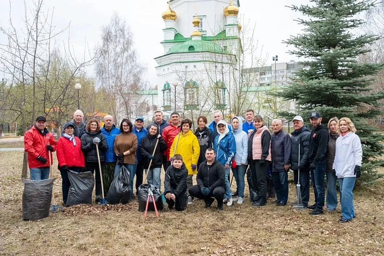 Депутаты Тюменской городской думы вышли на субботник в сквере Депутатов