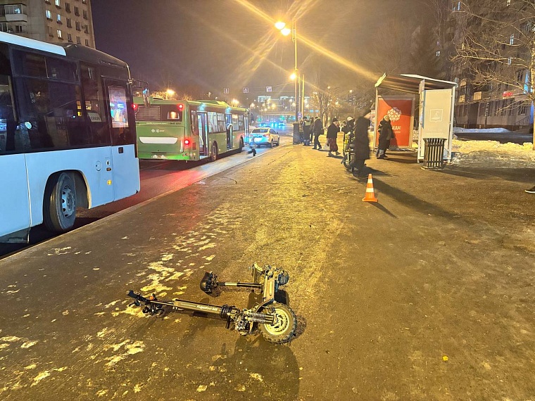 Во время буксировки водитель электросамоката сбил тюменку