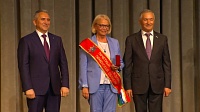 Губернатор Тюменской области вручил нагрудные знаки Почетных граждан жителям региона