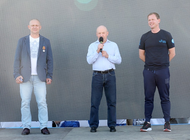 В церемонии открытия «Ямальского марафона 2025» приняли участие генеральный директор «Газпром добыча Уренгой» Александр Корякин (в центре) и глава города Новый Уренгой Антон Колодин (справа)