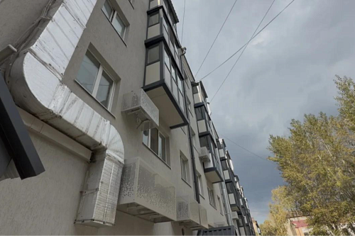 В тюменской пятиэтажке с новым фасадом на Дзержинского отремонтируют подъезды