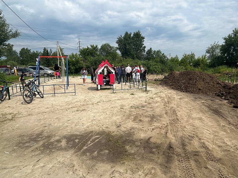 Сейчас к засыпке присоединяется город.