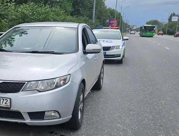 У двух тюменцев арестовали иномарки за десятки штрафов после нарушений ПДД