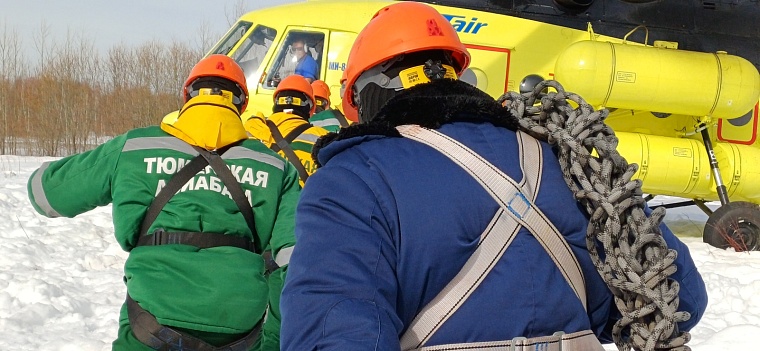 Повезло с погодой: пожарные-десантники оттачивали спуск с вертолета в весеннем лесу