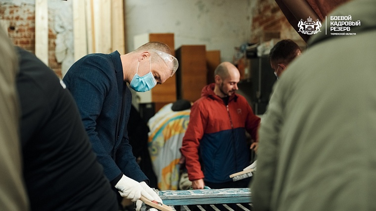 Резервисты приложили руку к реставрации старинных наличников в Тобольске