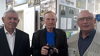 Виктор Хмелев (в центре) скоро отметит 90-летний юбилей