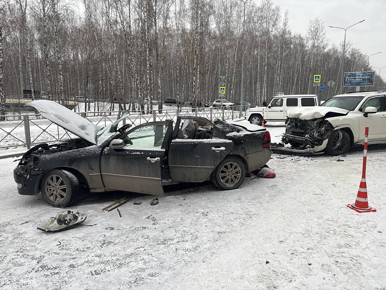 В Тюмени у развязки на Мельникайте-Дружбы в ДТП погиб водитель «Тойоты»