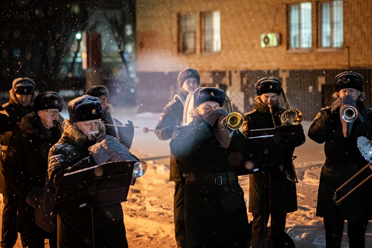 У детской больницы в Тюмени прошел "Самый добрый флешмоб"