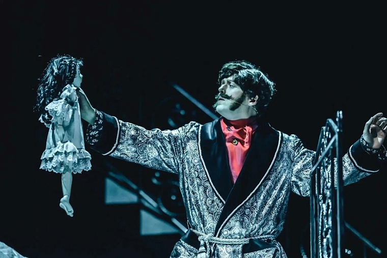 Александр Моор поздравил Тюменский театр кукол с 80-летием