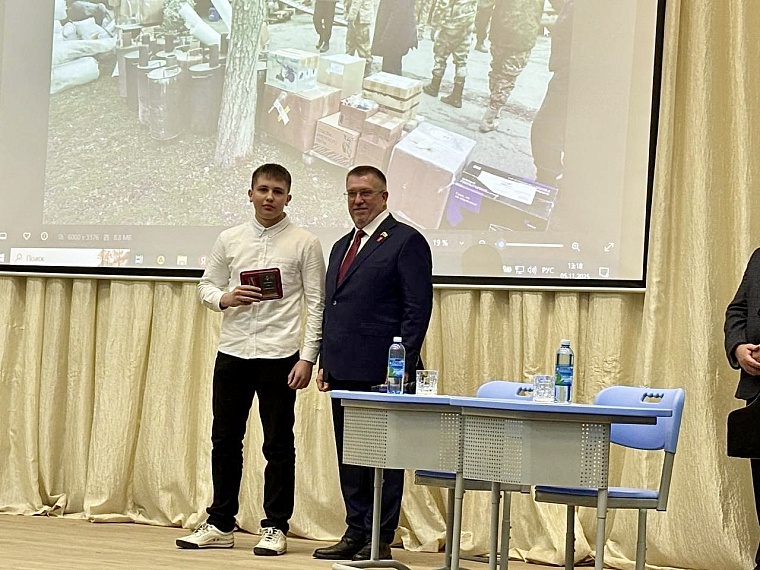 Учащиеся тюменской школы встретились с депутатом облдумы и ветераном СВО для "Непростого разговора"