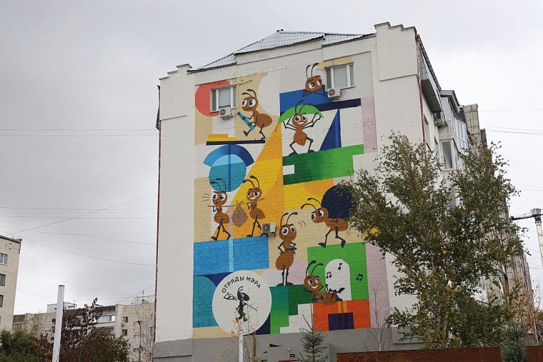 В тюменском сквере «Отрядов мэра» появился мурал с муравьями