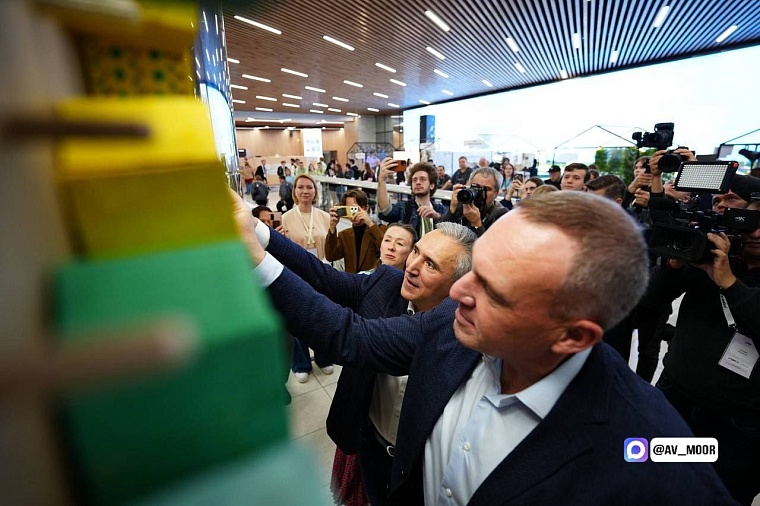 Александр Моор и Руслан Кухарук познакомились с одной из площадок форума "УТРО"