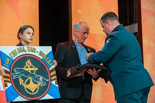 В Тюмени отцу и дочери погибшего бойца передали восстановленный китель с его наградами