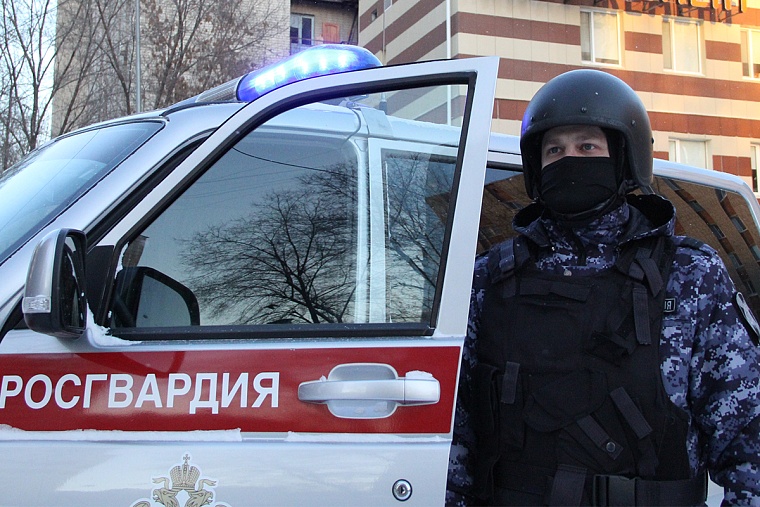 В Тюмени пьяный мужчина угнал автомобиль из двора на 50 лет ВЛКСМ