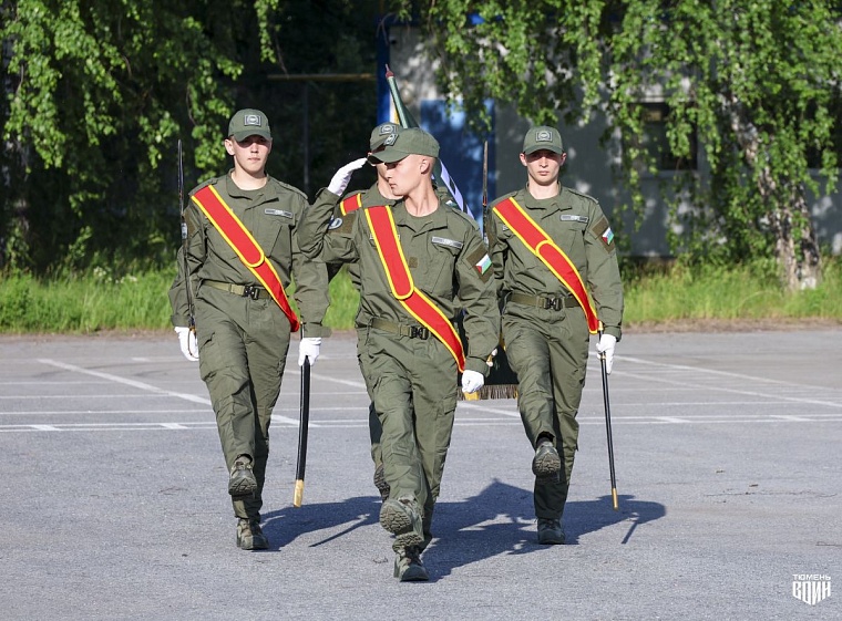 В Тюмени юные спортсмены открыли летнюю военно-патриотическую смену