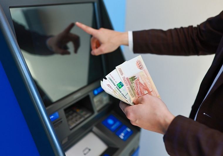 За год объем трансграничных переводов россиян вырос вдвое - до 233 млрд рублей