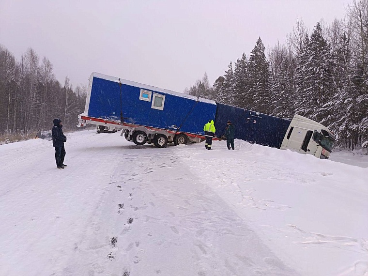В ДТП под Уватом погибли 40-летний водитель "Лексуса" и ребенок