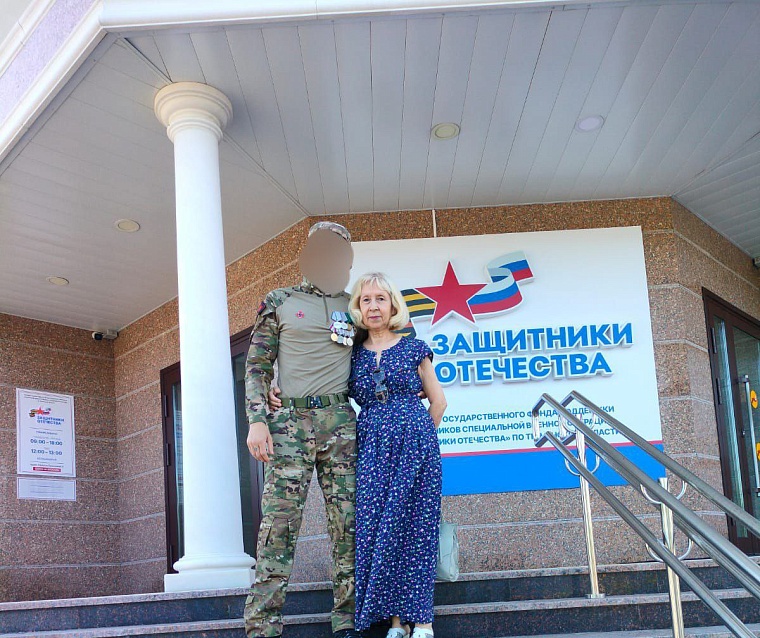 Наш герой со своей мамой