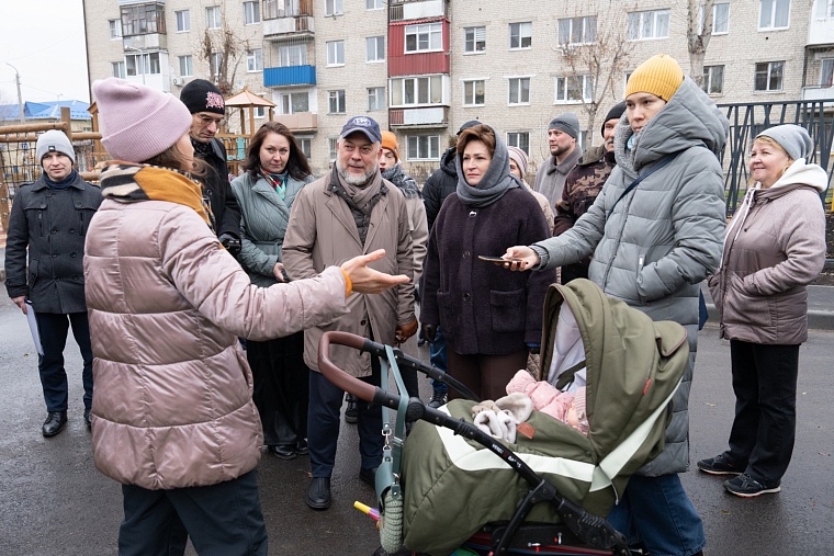 Депутаты Светлана Иванова и Георгий Муратов побывали в благоустроенном дворе на Игримской