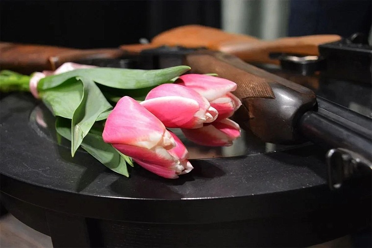 Росгвардейцы поздравили владеющих оружием тюменок с Международным женским днем