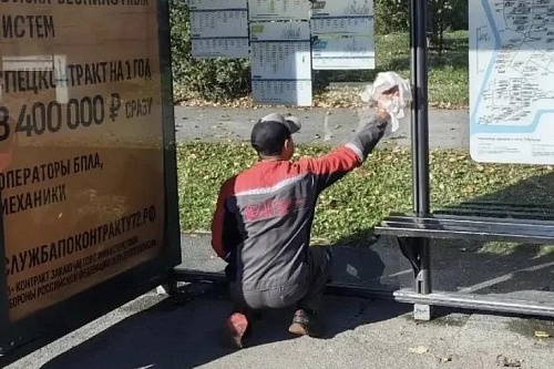 В Тобольске вандалы портят остановки и ломают скамейки