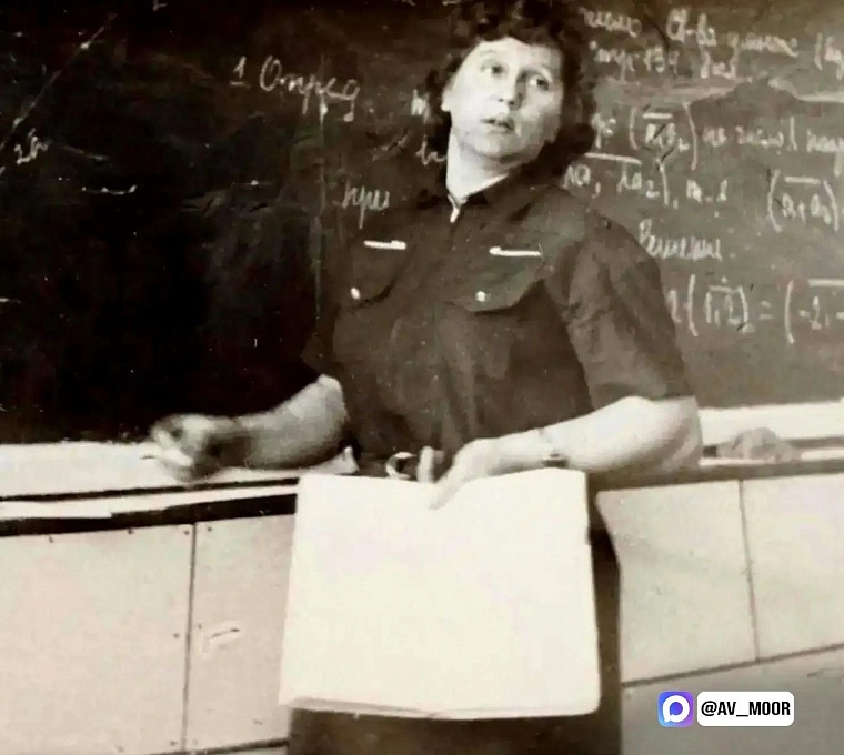 В День учителя губернатор Александр Моор рассказал о своей маме, преподавателе математики