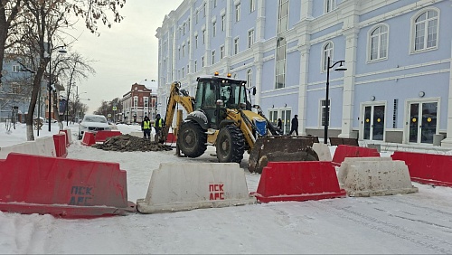 В Тюмени возле нового корпуса университета ремонтируют коллектор