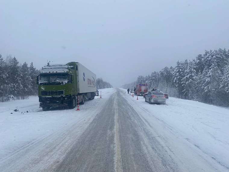 Водитель и пассажир "Лады" погибли в столкновении с большегрузом на трассе Тюмень - Ханты-Мансийск