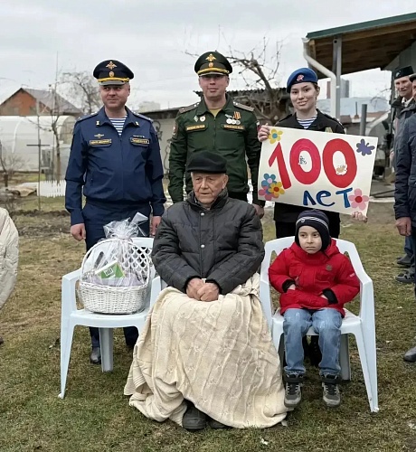 Курсанты центра "Аванпост" и юнармейцы поздравили тюменского ветерана со 100-летним юбилеем