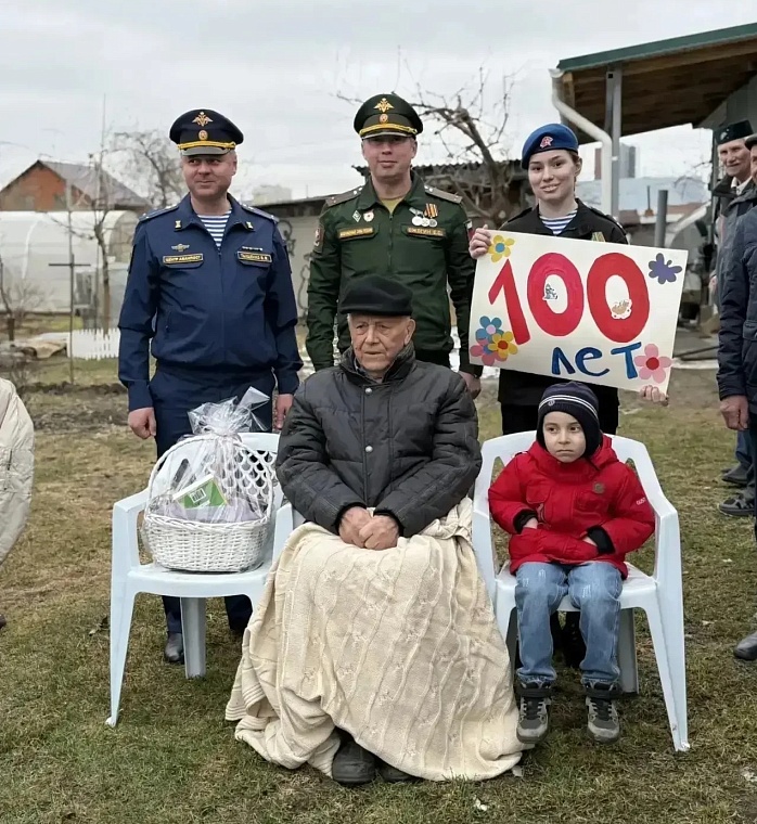 Курсанты центра "Аванпост" и юнармейцы поздравили тюменского ветерана со 100-летним юбилеем