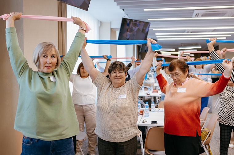 «Творчество от одиночества»: волонтеры помогают тюменцам старшего поколения оставаться активными