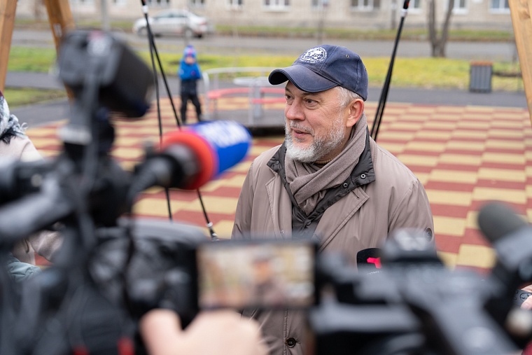 Депутаты Светлана Иванова и Георгий Муратов побывали в благоустроенном дворе на Игримской