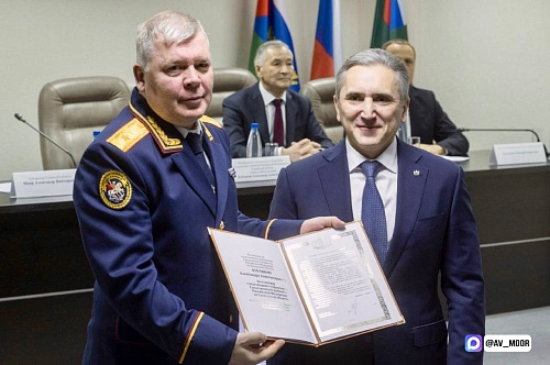 Александр Моор: Труд следователей помогает поддерживать порядок и безопасность в обществе