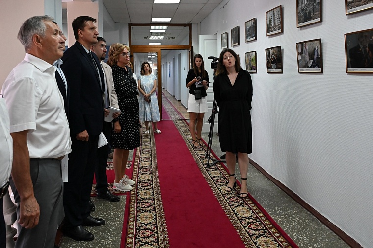 В Тюменской облдуме открылась фотовыставка, рассказывающая о преступлениях украинского неонацистского режима