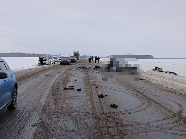 Столкновение трех машин заблокировало трассу в Омутинском округе