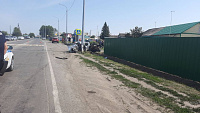 В Тюменской области молодой водитель разбился, влетев в опору ЛЭП
