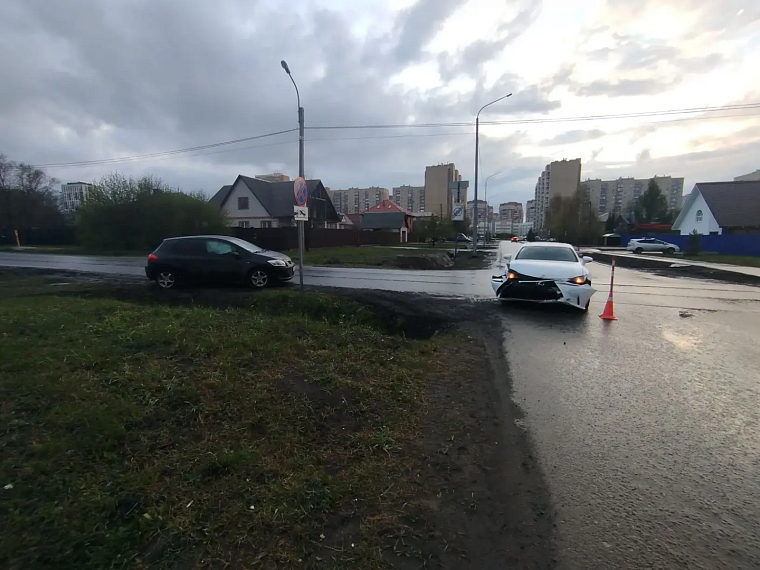 В Тюмени трехлетняя девочка пострадала в ДТП на улице Народной