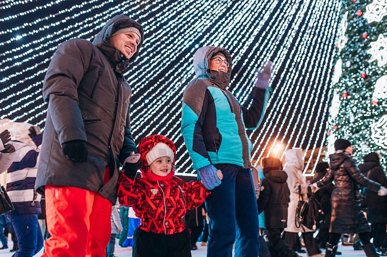 Атмосфера сказки: в Тюмени открыли главную городскую елку