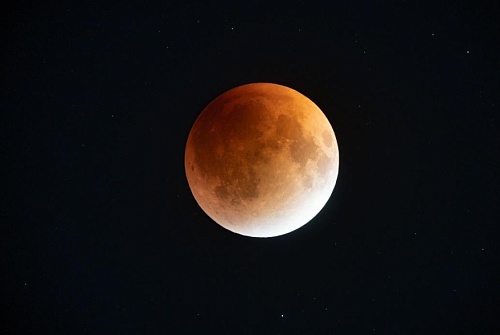 Уникальное лунное затмение заснял и показал новосибирский астрофотограф