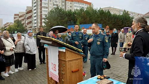 Тюменские пожарные совершили молебен перед иконой «Неопалимая Купина»
