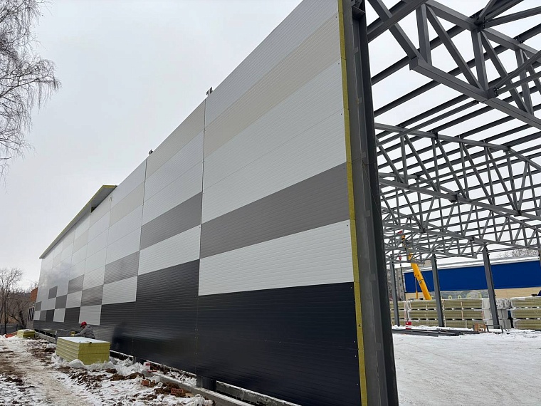 В Тюмени у будущего крытого катка на Судоремонтной начали монтировать стены