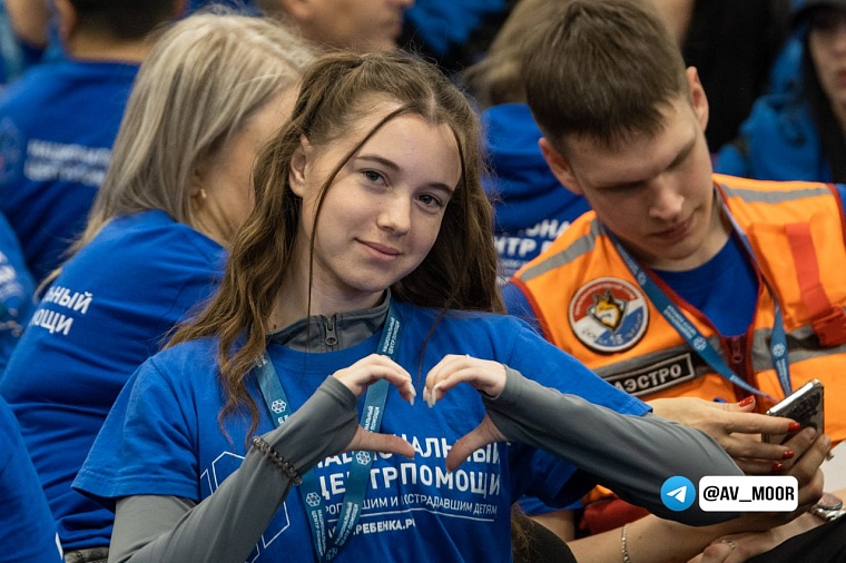 Александр Моор вручил сертификаты участникам Всероссийского слёта волонтёров-поисковиков