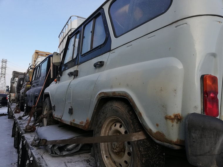 Жители Уватского округа передали два автомобиля в помощь бойцам СВО