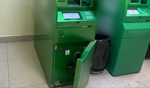 В Тюмени подельники пытались вскрыть банкомат и похитить три миллиона рублей