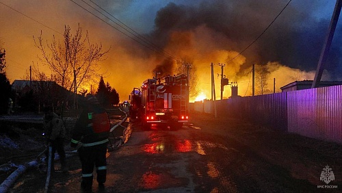 В СНТ «Энергостроитель» Тобольского района горят 32 дачных строения