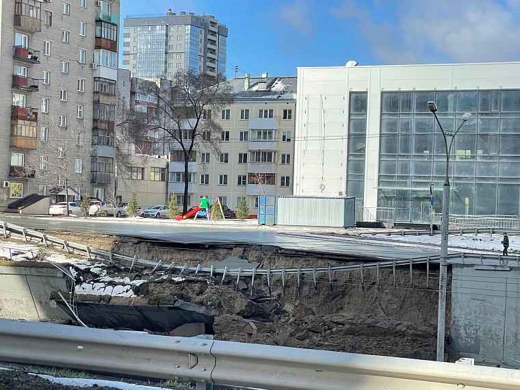 В Новосибирске обрушилась подпорная стена магистрали