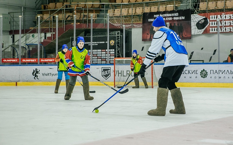 Хоккей на валенках объединил авитаторов